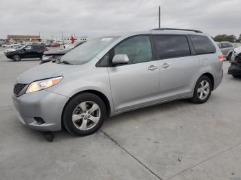  Salvage Toyota Sienna