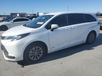  Salvage Toyota Sienna