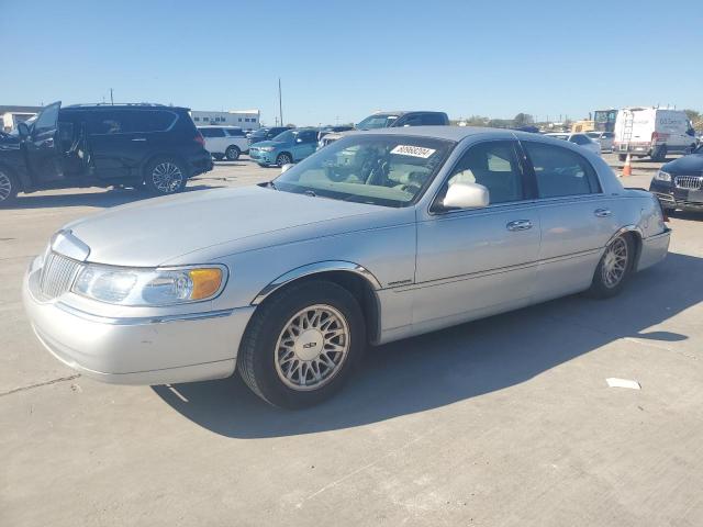  Salvage Lincoln Towncar