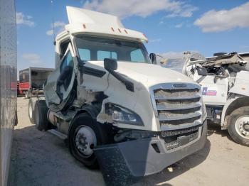  Salvage Freightliner Cascadia 1