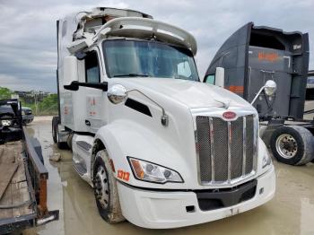  Salvage Peterbilt 579
