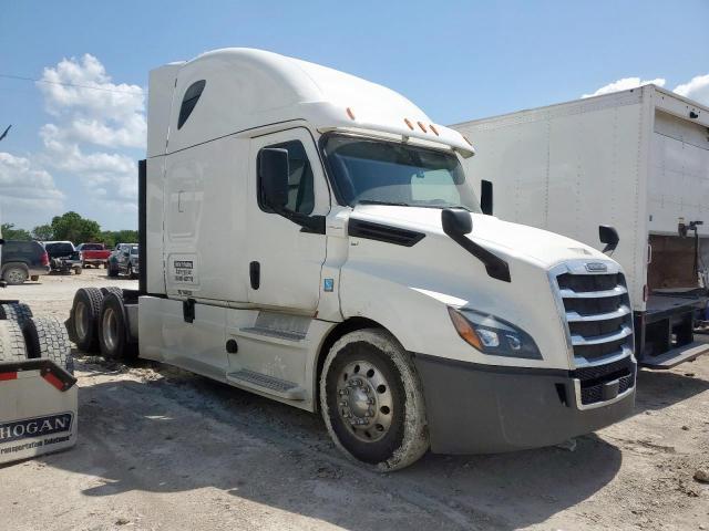  Salvage Freightliner Cascadia 1