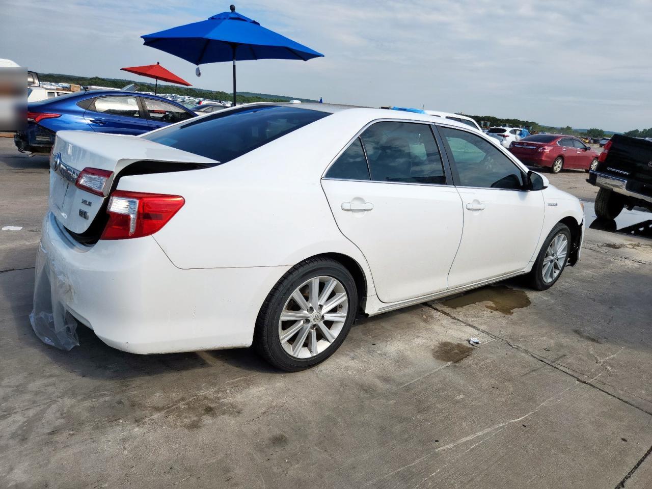 Toyota Camry Hybrid Image 2