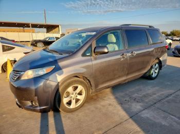  Salvage Toyota Sienna