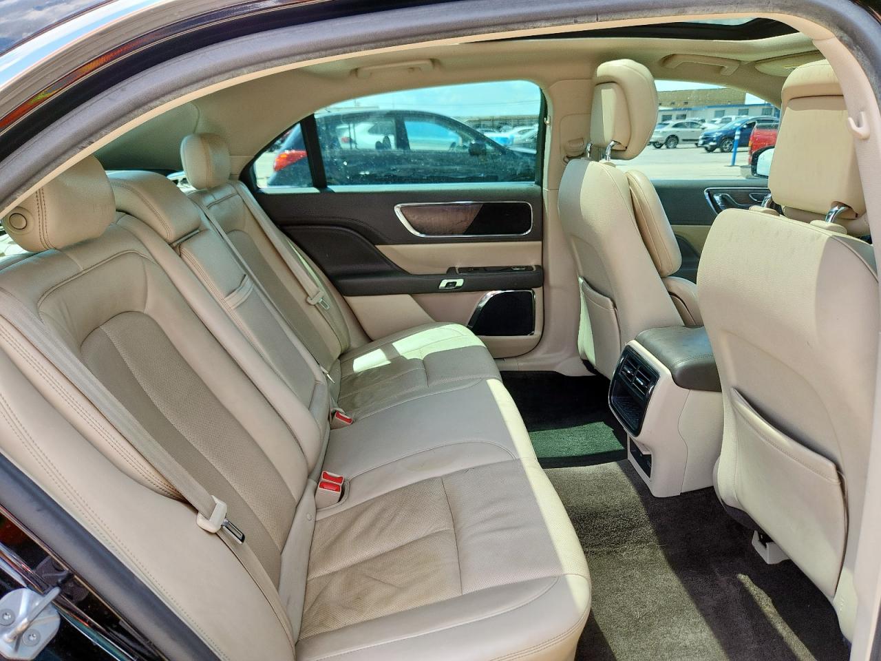 Lincoln Continental Select Image 2