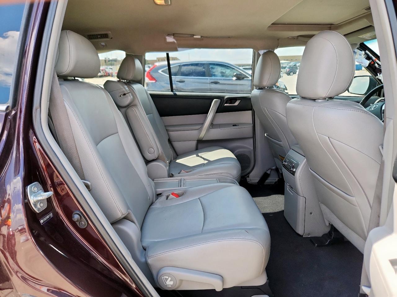 Toyota Highlander Base Image 7