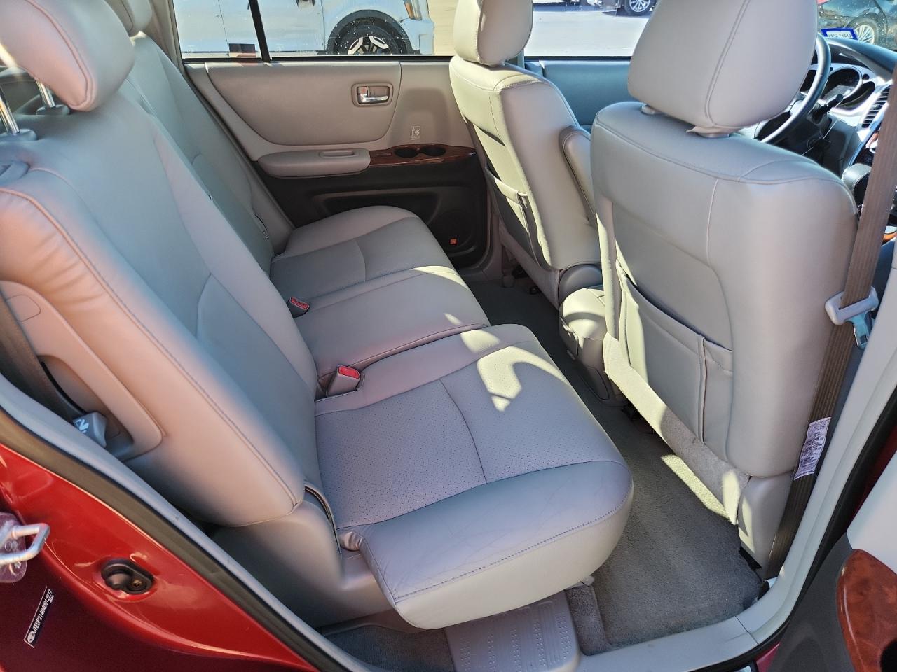 Toyota Highlander Base Image 11