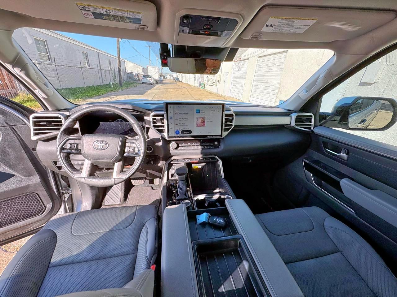 Toyota Tundra Crewmax Limited Image 3