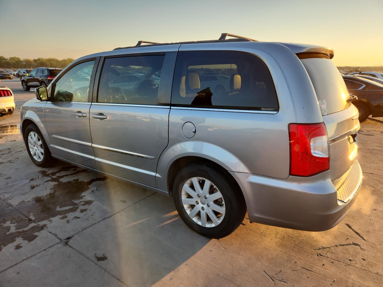 Chrysler Minivan Touring Image 4