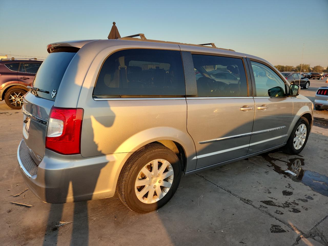 Chrysler Minivan Touring Image 6