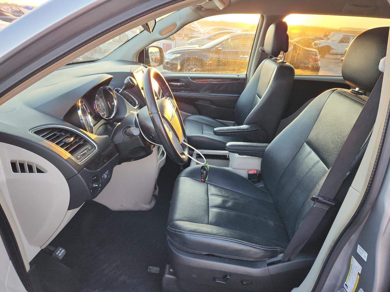 Chrysler Minivan Touring Image 2