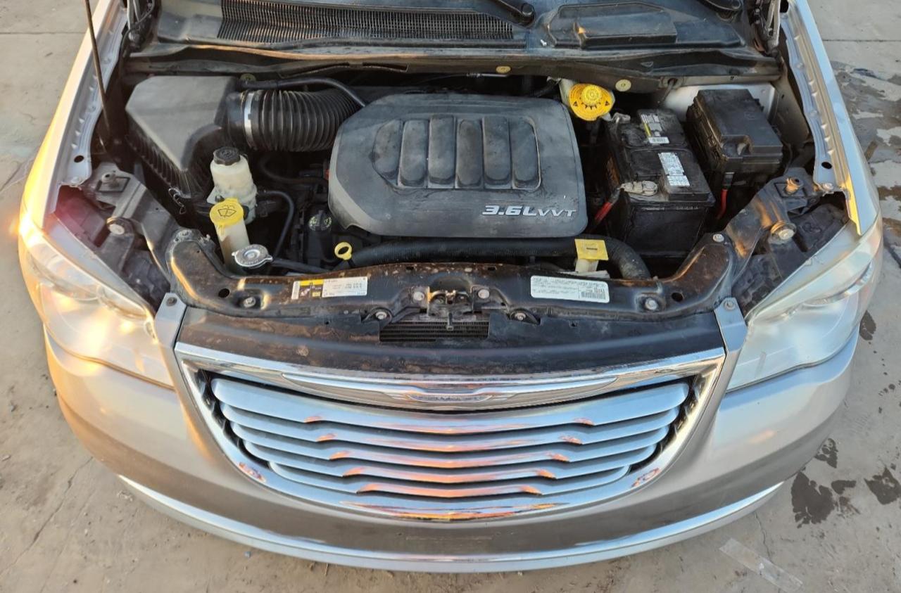 Chrysler Minivan Touring Image 12