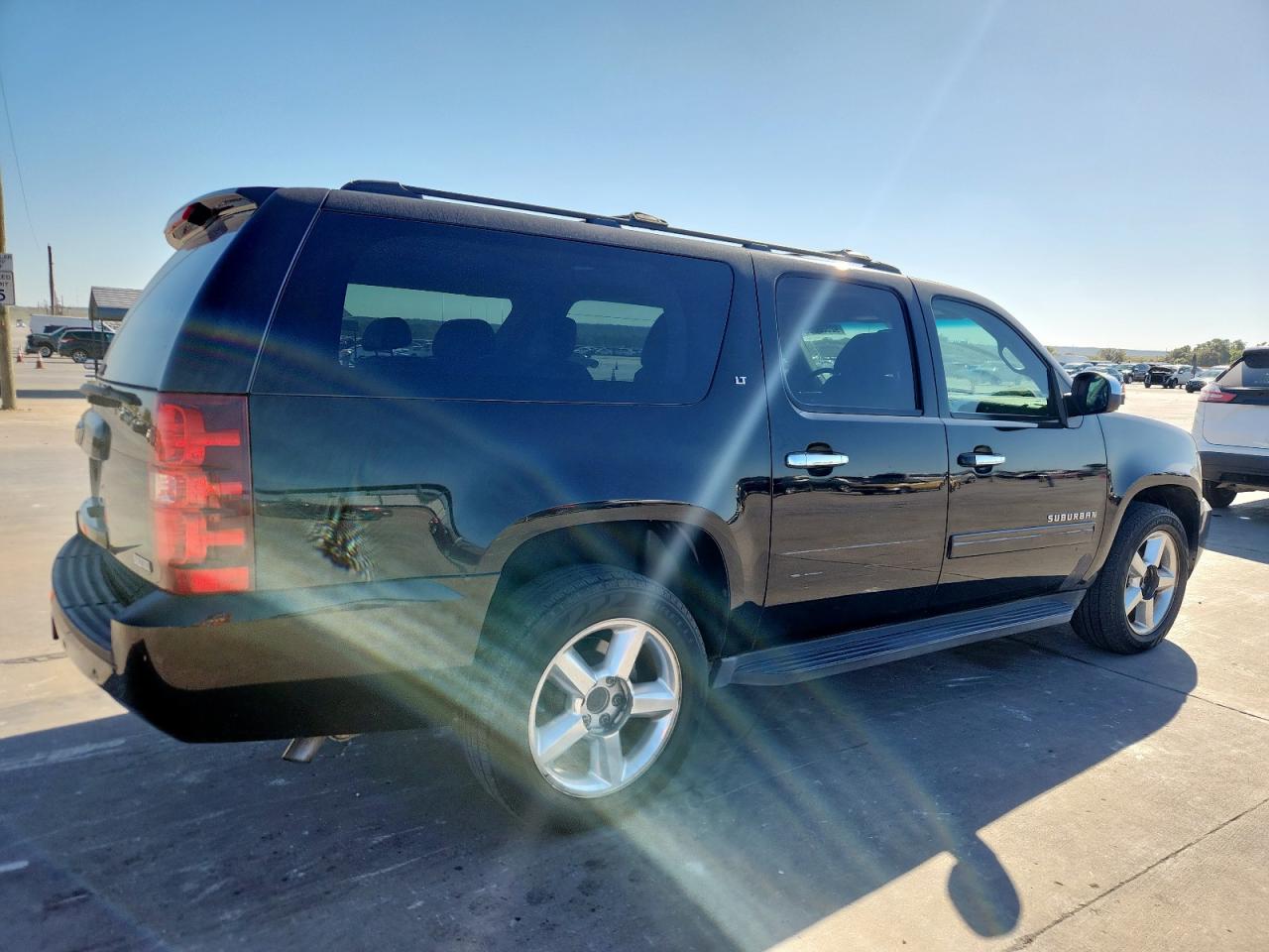 Chevrolet Suburban C1500 Lt Image 3