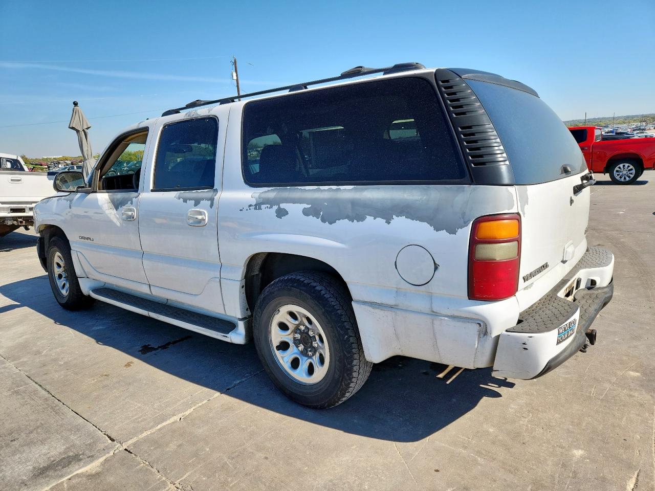 GMC Yukon Denali Image 12