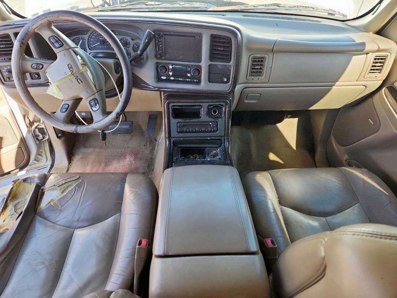 GMC Yukon Denali Image 4