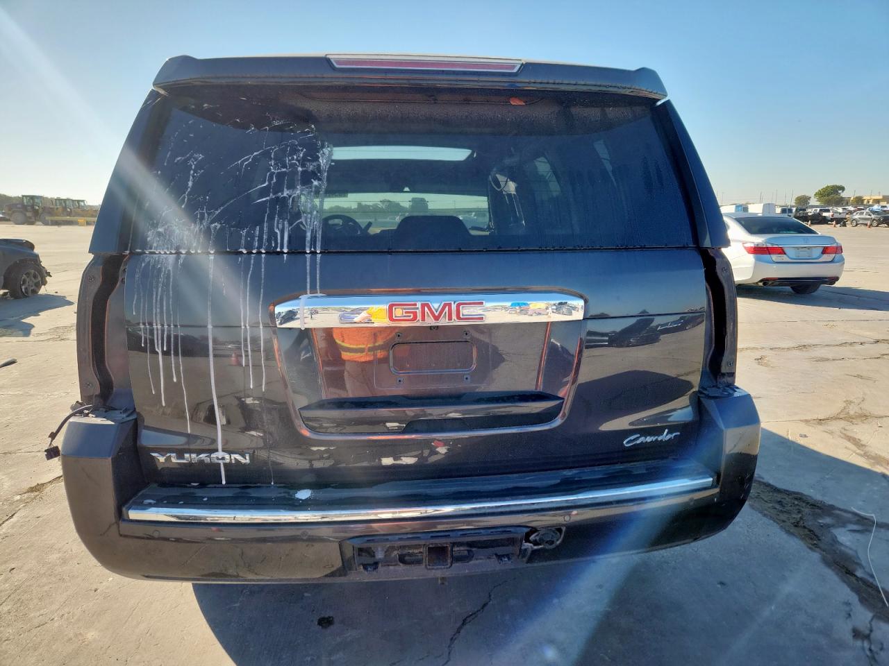 GMC Yukon Denali Image 5