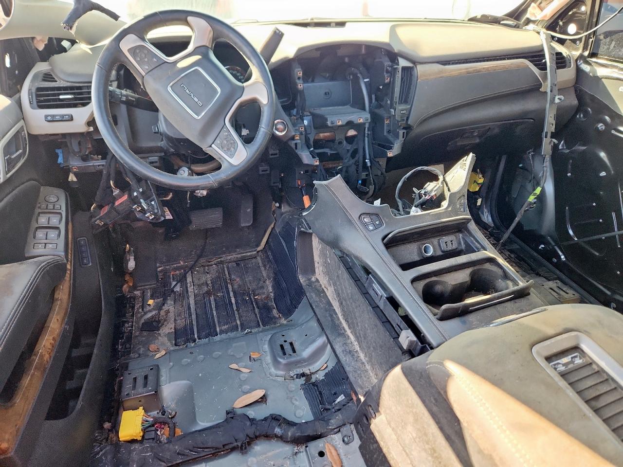 GMC Yukon Denali Image 9