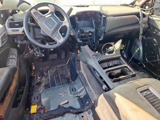 GMC Yukon Denali Image 9