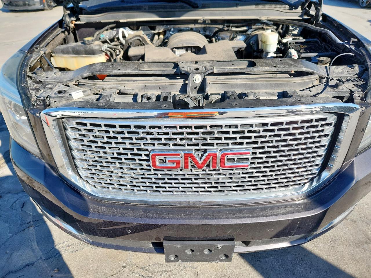 GMC Yukon Denali Image 7
