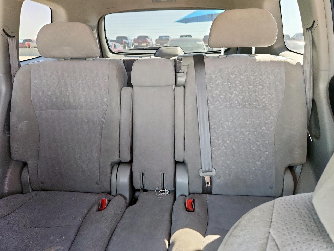 Toyota Highlander Base Image 9