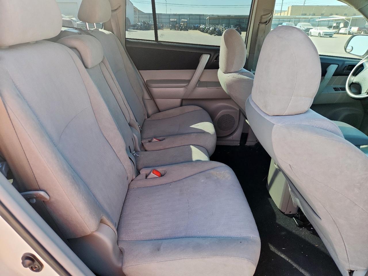 Toyota Highlander Base Image 5