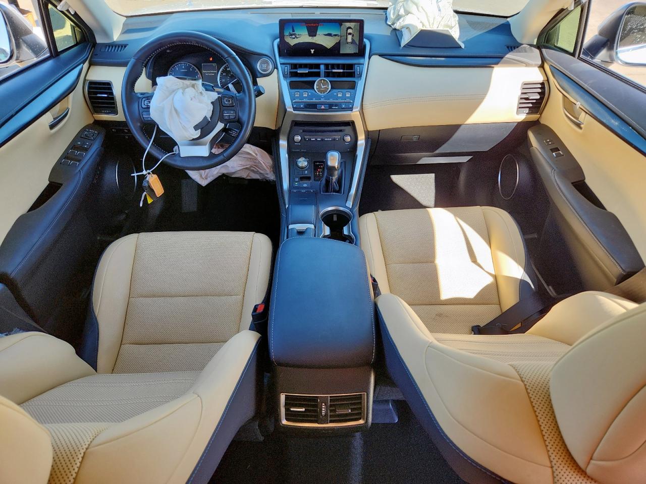 Lexus NX 300 Base Image 11