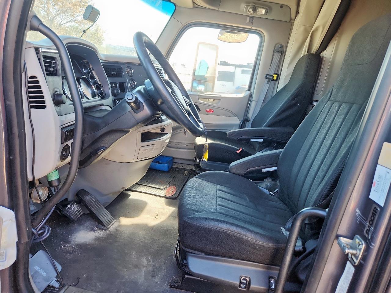 Peterbilt 579 Image 3