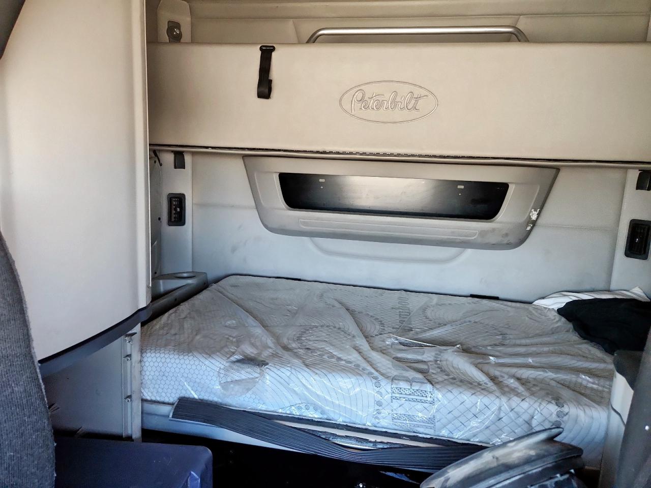 Peterbilt 579 Image 7