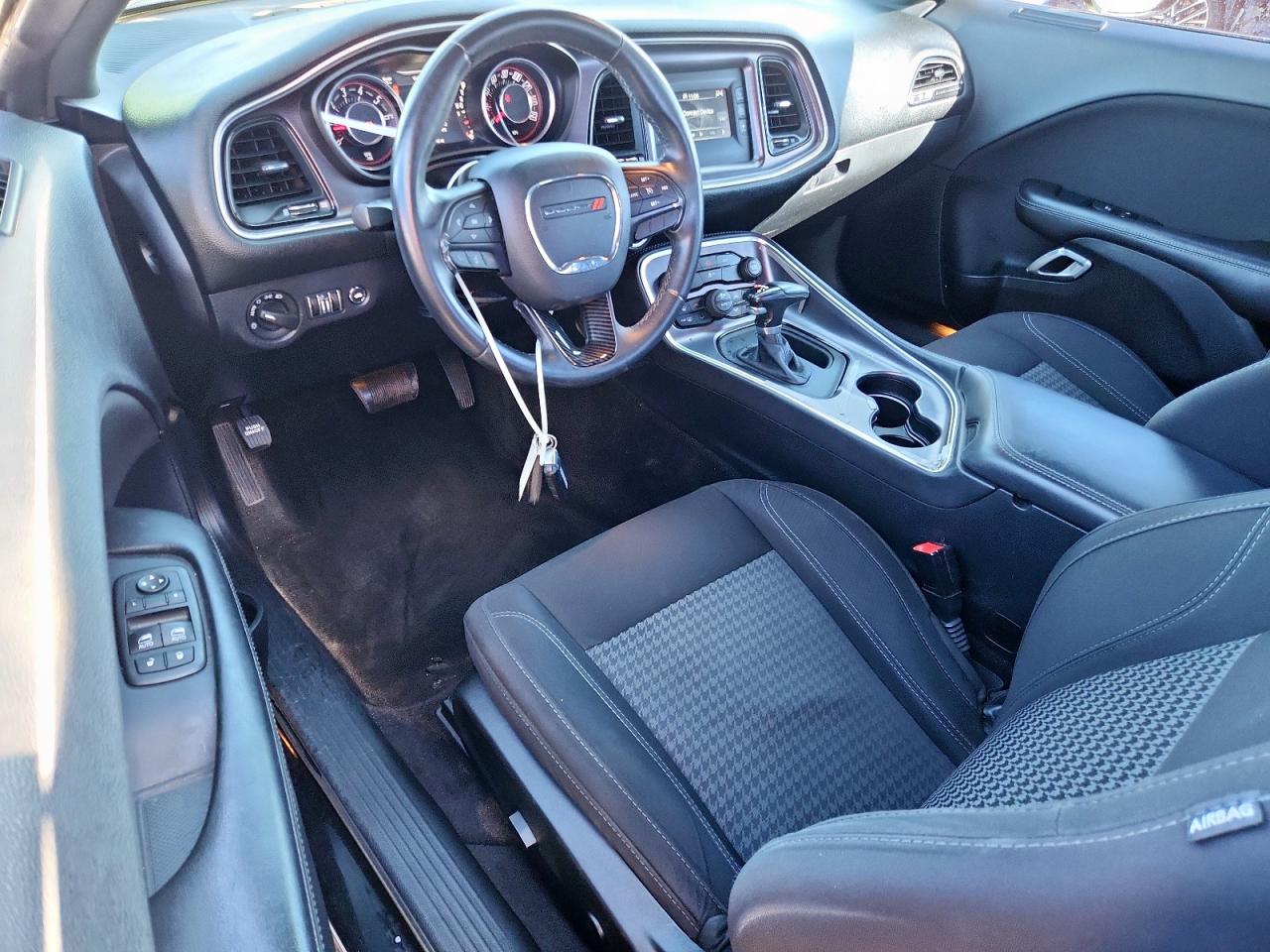 Dodge Challenger Sxt Image 9