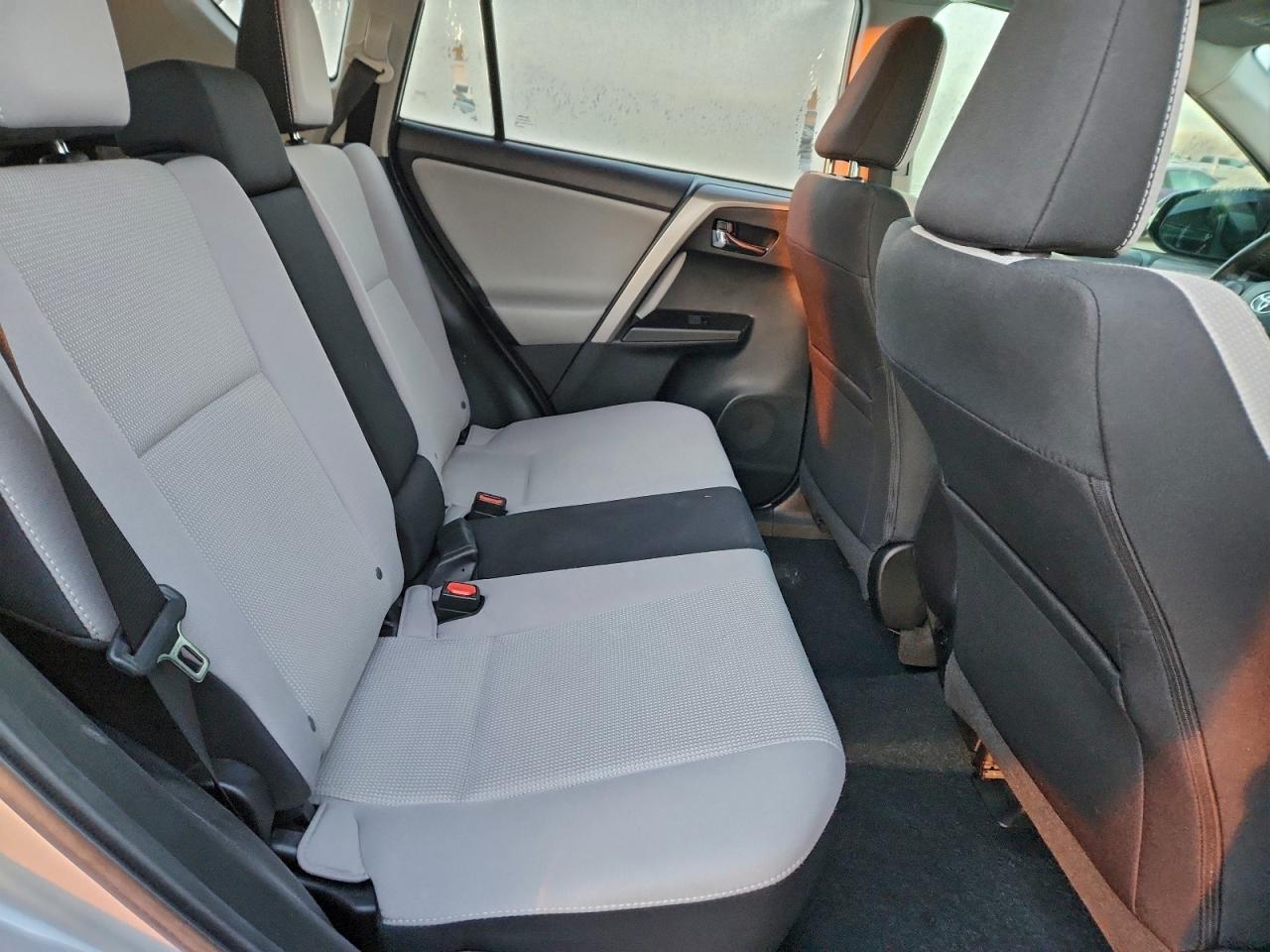 Toyota RAV4 Xle Image 9