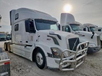  Salvage Volvo Vnl