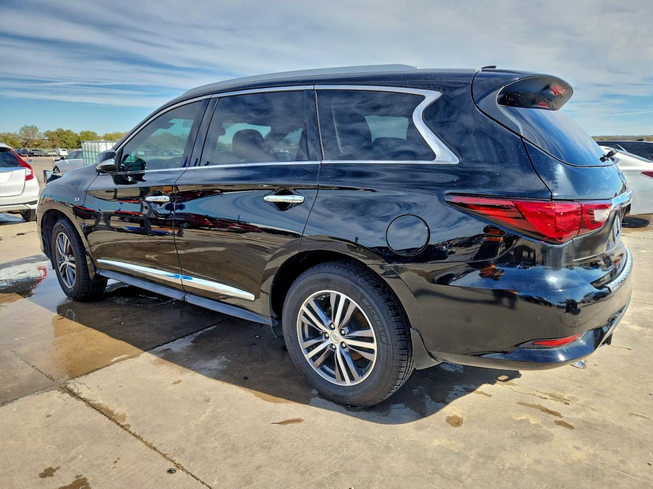 INFINITI Qx Luxe Image 2