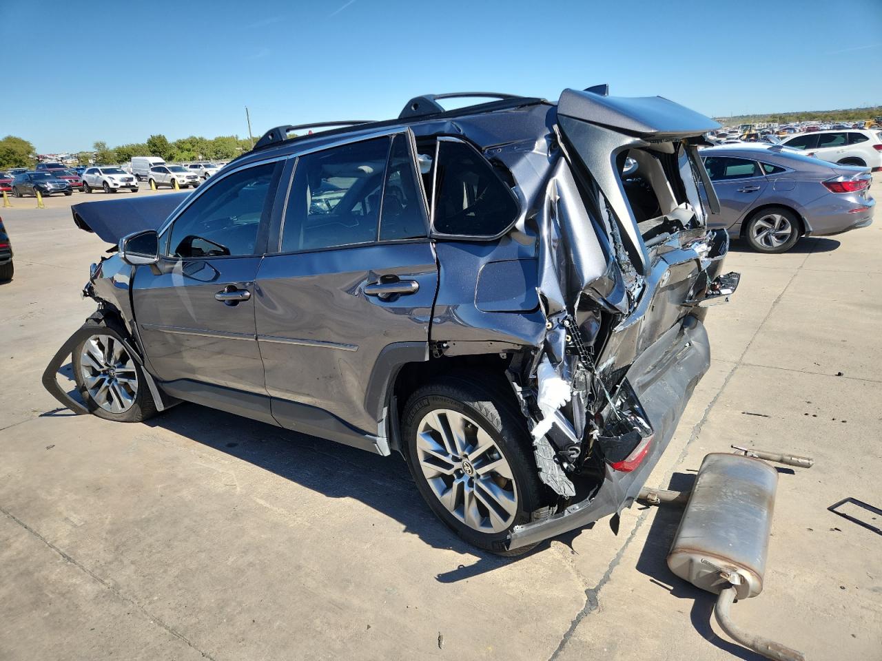 Toyota RAV4 Xle Premium Image 3