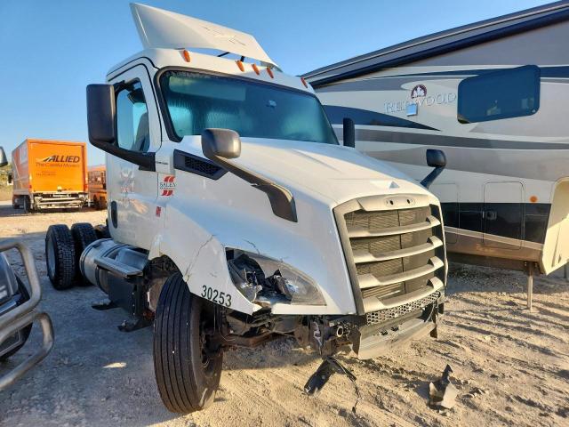  Salvage Freightliner Cascadia 1