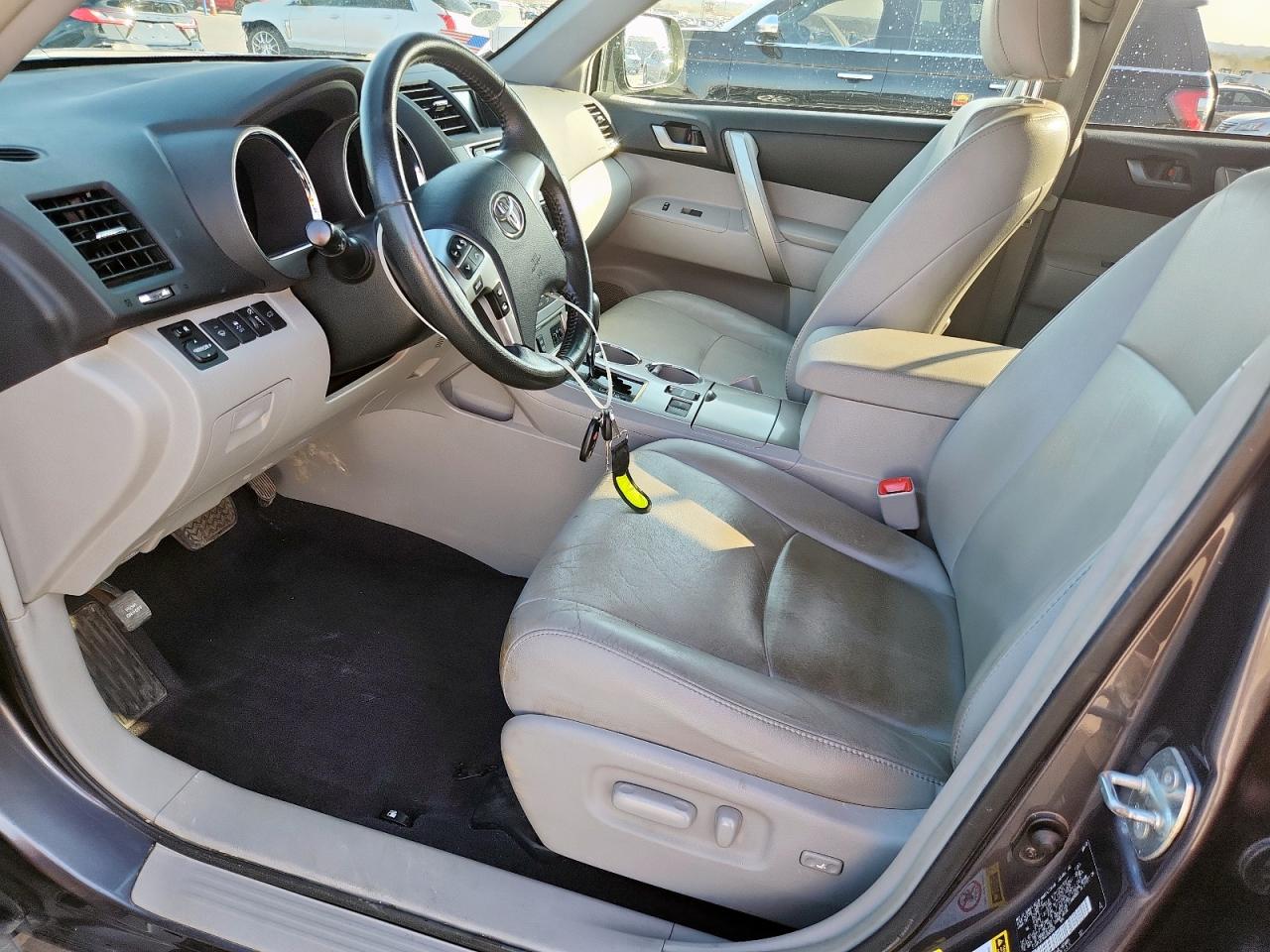 Toyota Highlander Base Image 2