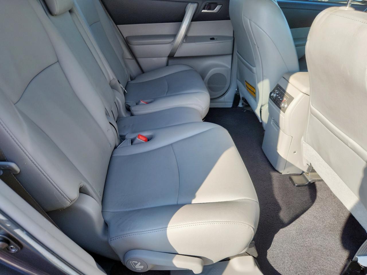 Toyota Highlander Base Image 12