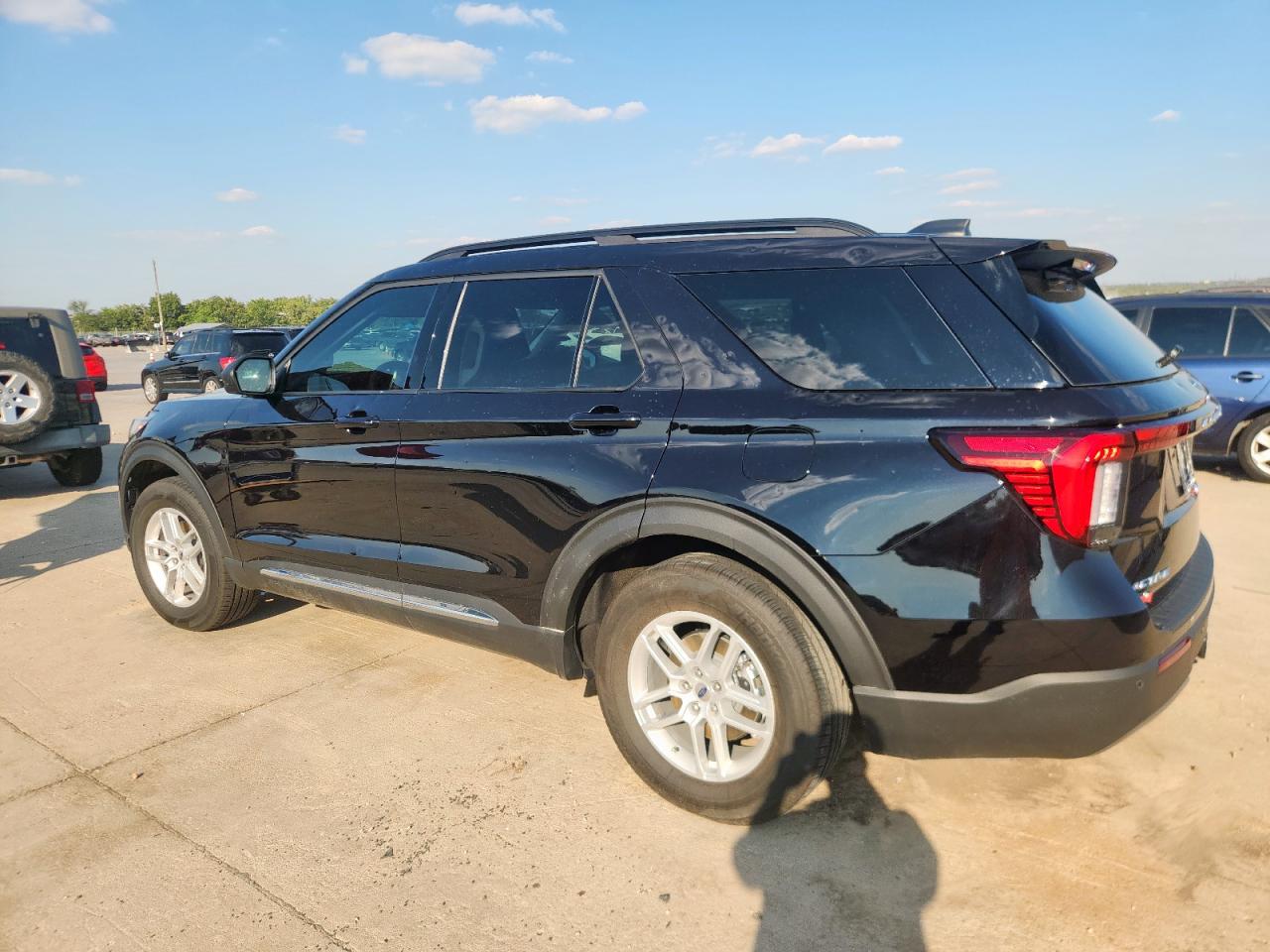 Ford Explorer Active Image 3