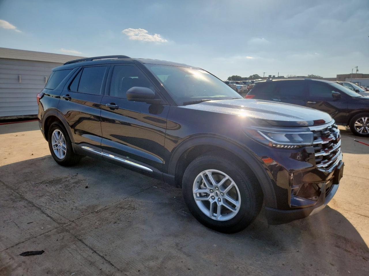 Ford Explorer Active Image 2