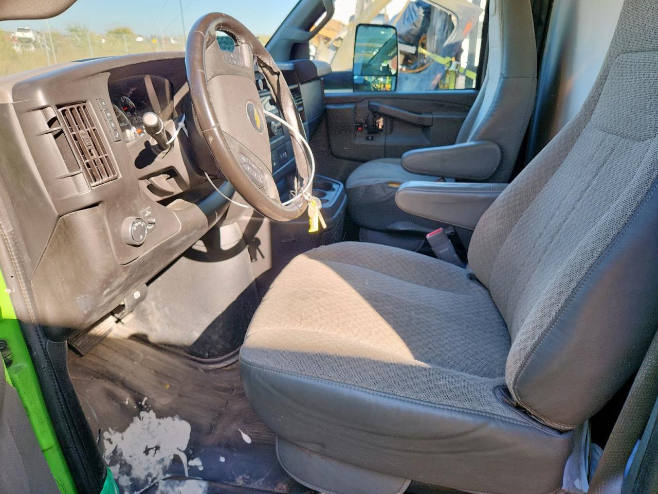 Chevrolet Express Image 13