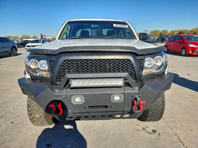 Toyota Tacoma Prerunner Access Cab Image 3