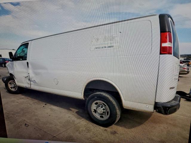 Chevrolet Express Image 2