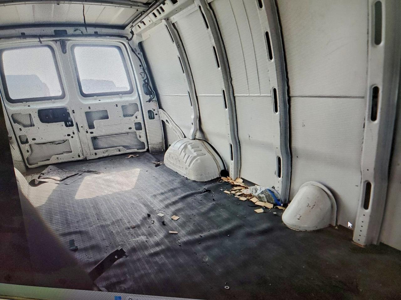 Chevrolet Express Image 6