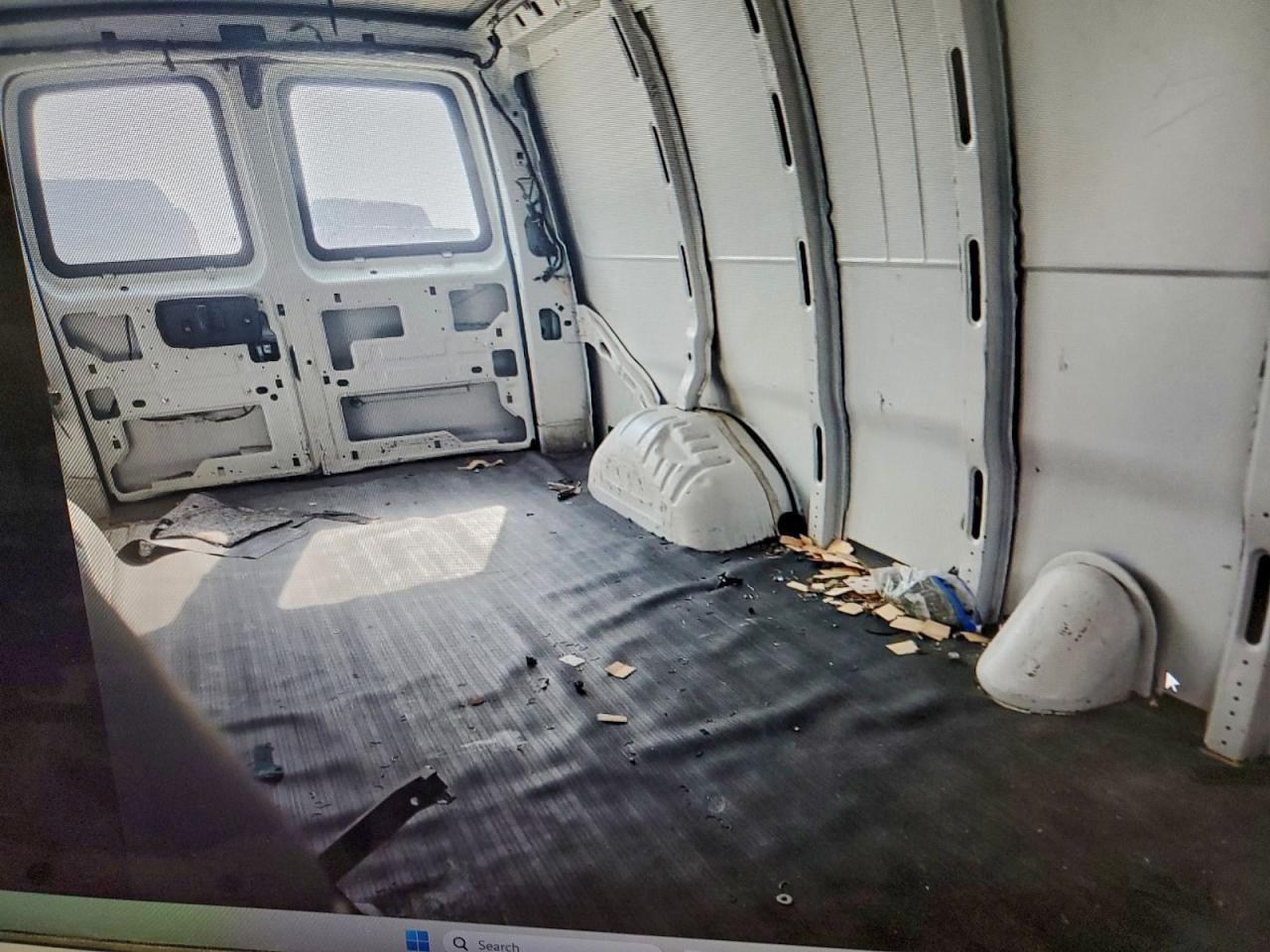 Chevrolet Express Image 5