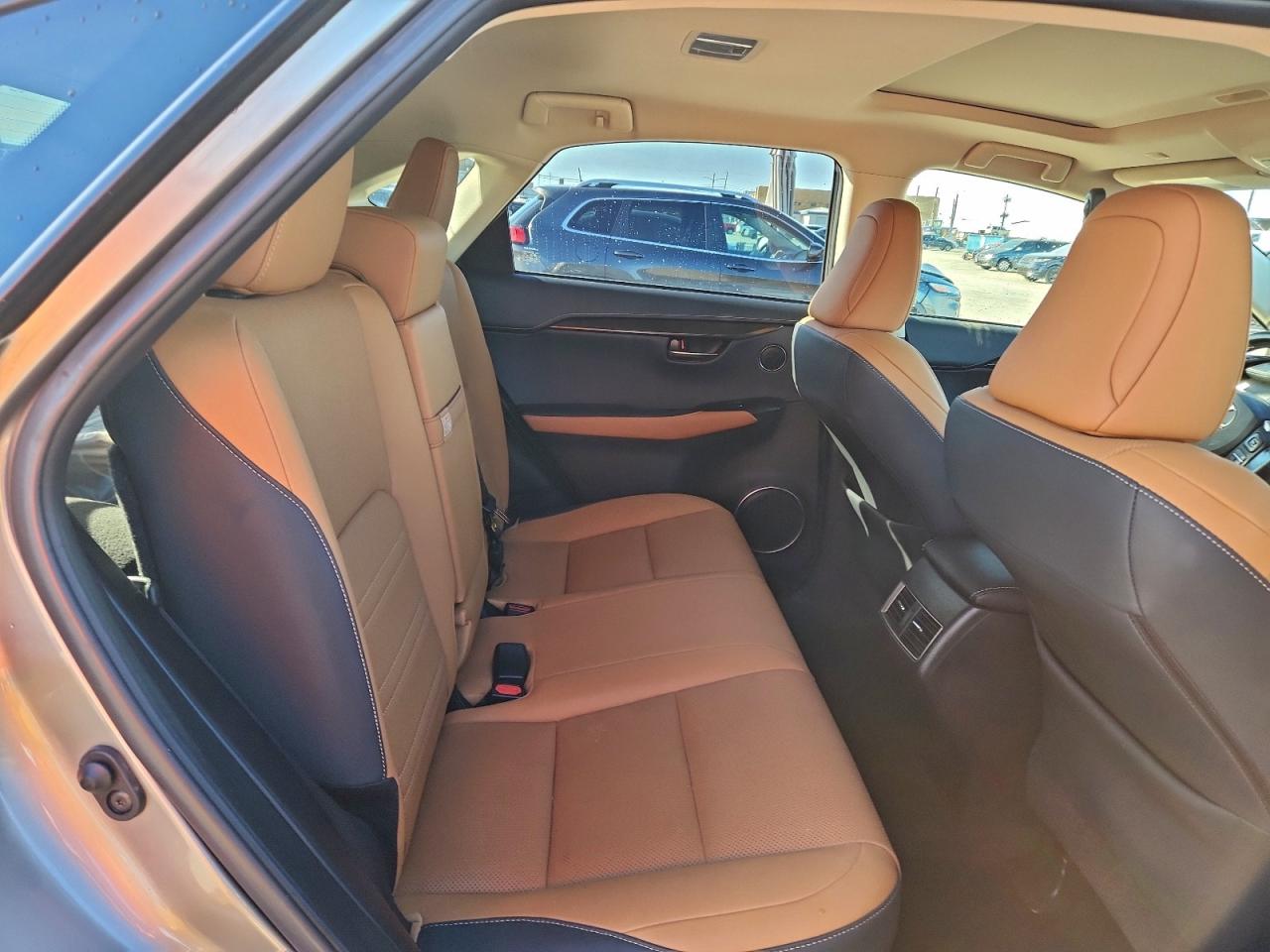 Lexus NX 300 Image 4