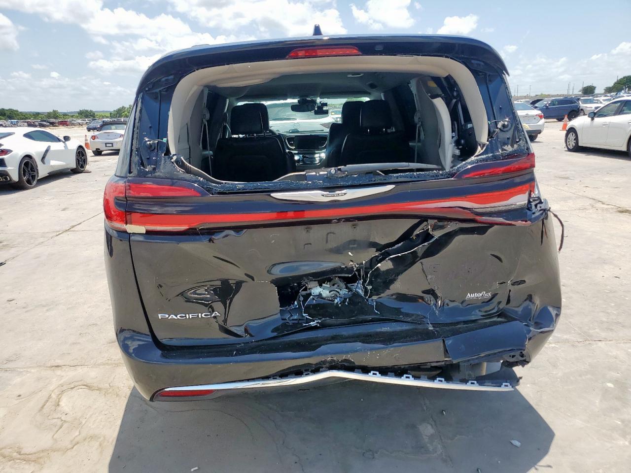 Chrysler Pacifica Touring L Image 3