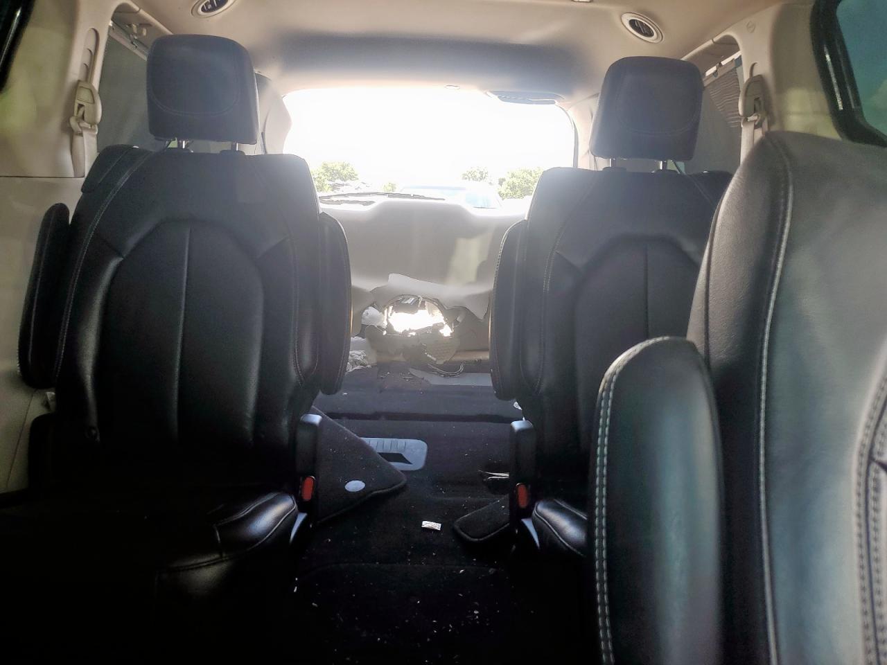 Chrysler Pacifica Touring L Image 9