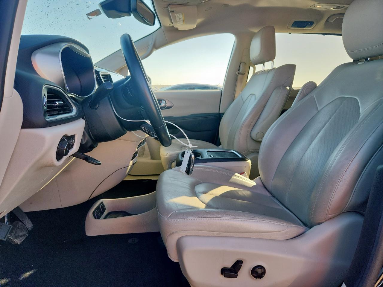 Chrysler Pacifica Touring L Plus Image 3