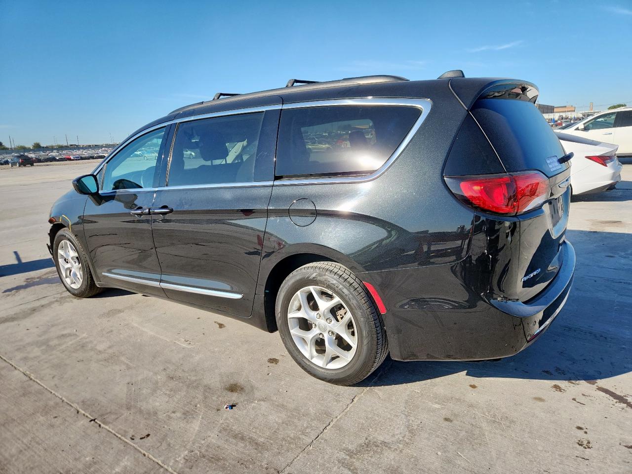 Chrysler Pacifica Touring L Image 2