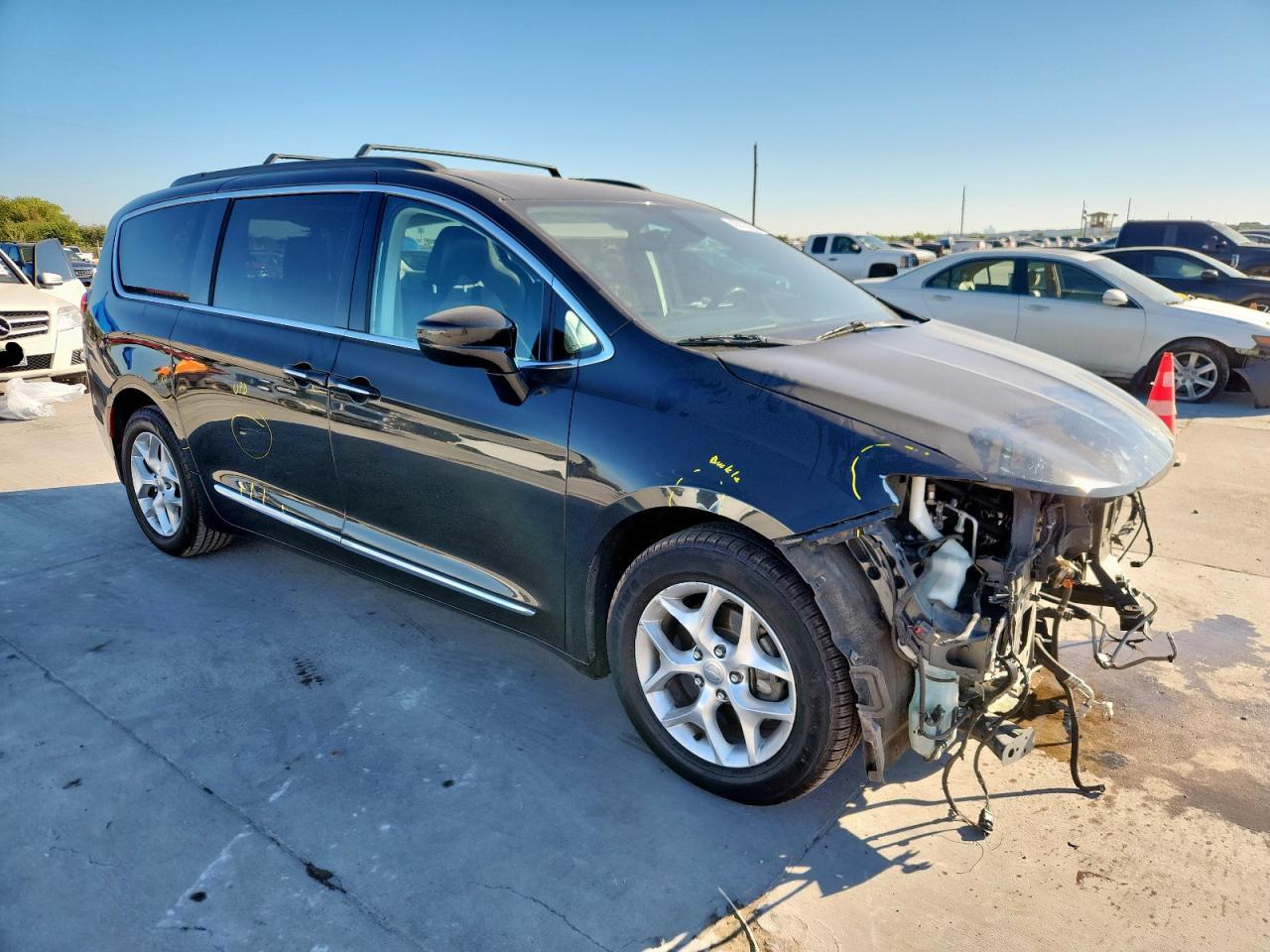 Chrysler Pacifica Touring L Image 4