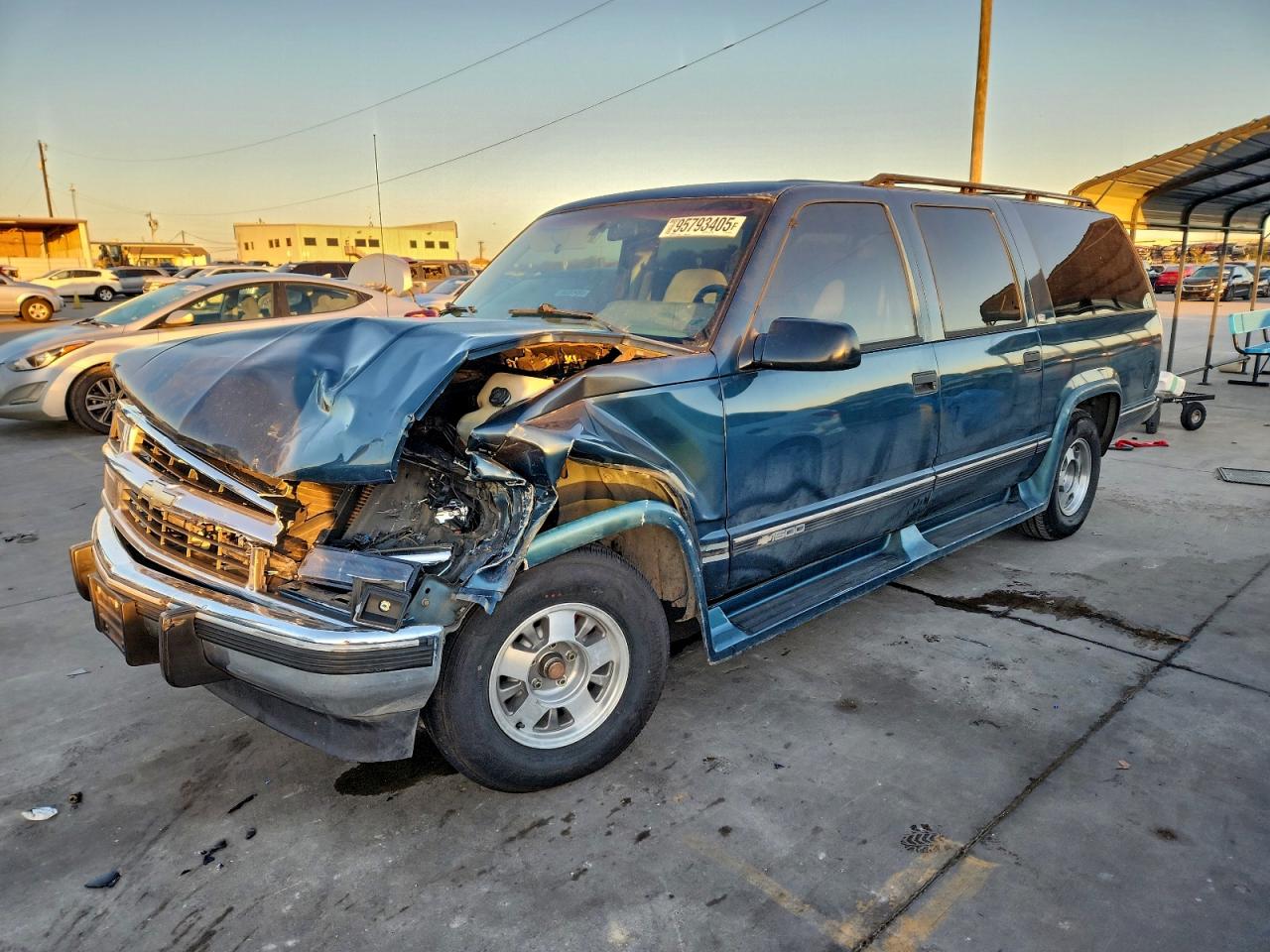 Chevrolet Suburban C1500 Image 1